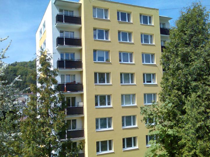 Zateplená fasáda bytového domu v Kremnici